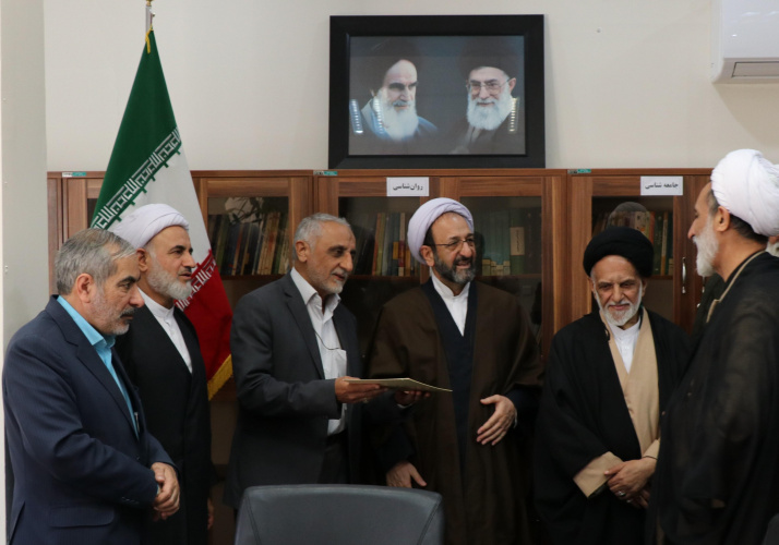 ابلاغ حکم «مسئول کانون بسیج اساتید پژوهشگاه حوزه و دانشگاه» به حجت الاسلام رمضان محمدی در نشست هم‌اندیشی سازمان بسیج اساتید کشور